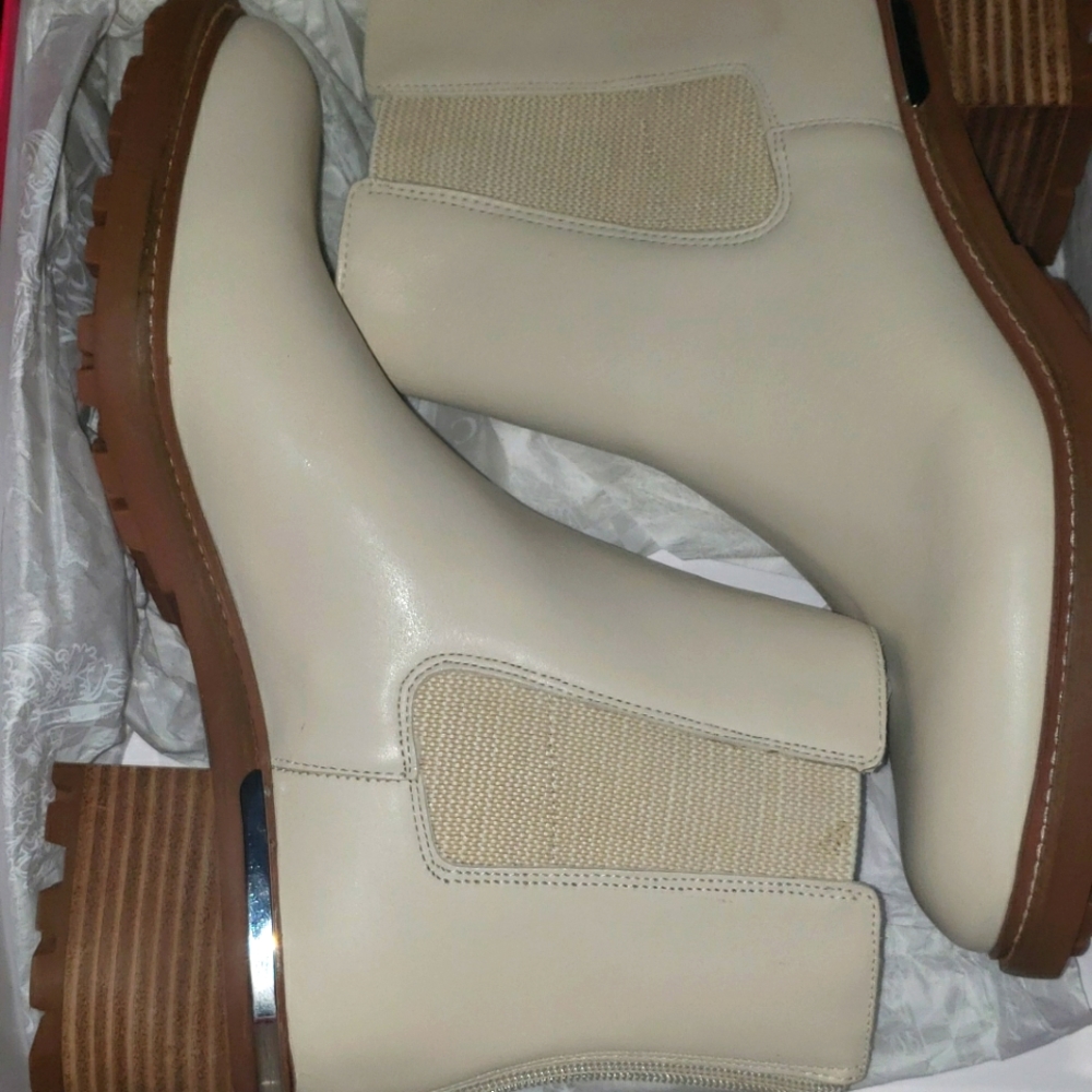 NEW VINCE CAMUTO SIZE 11M ZIPPER ENTRY CHELSEA BOOT CREAM COLOR